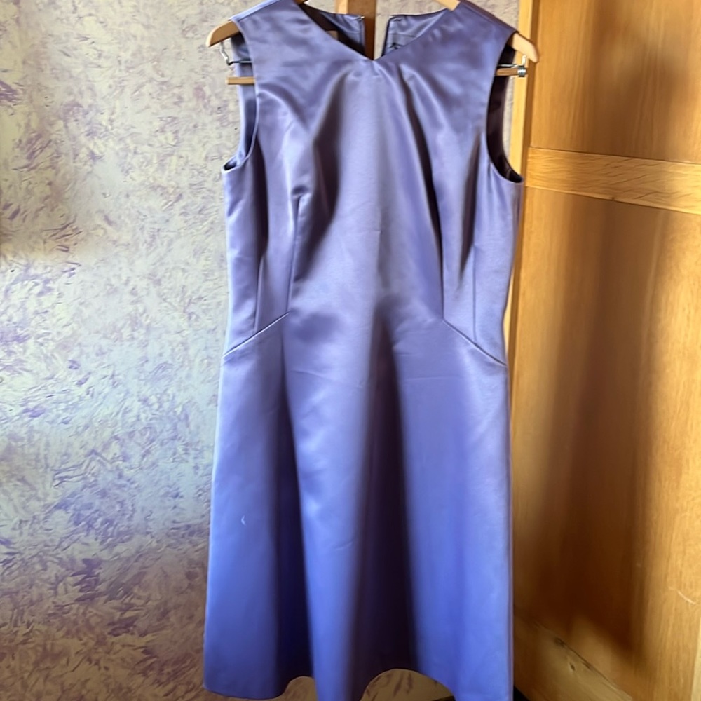 Sleeveless Lilac Satin dress below the knee, never worn